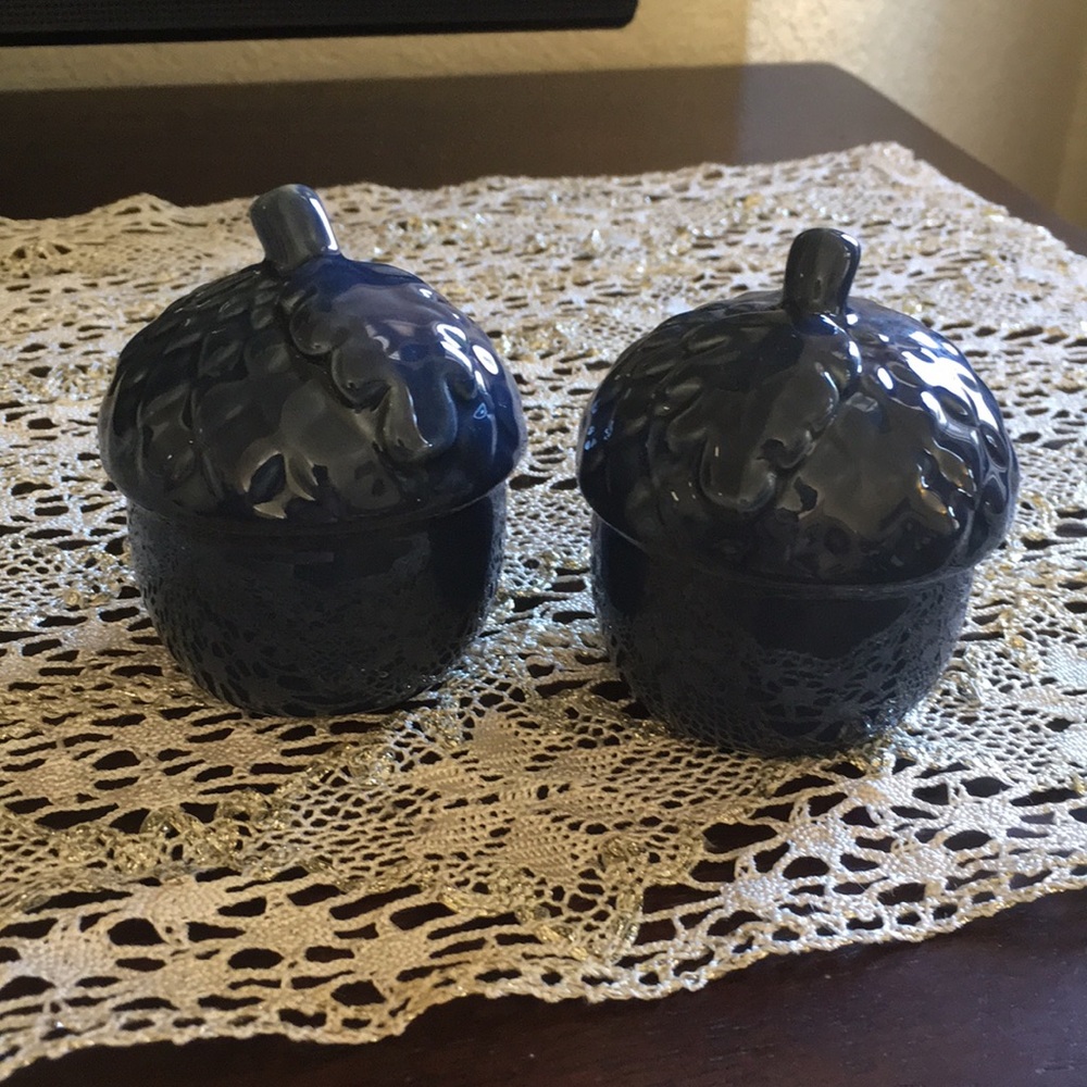 Salt and pepper set acorn shape